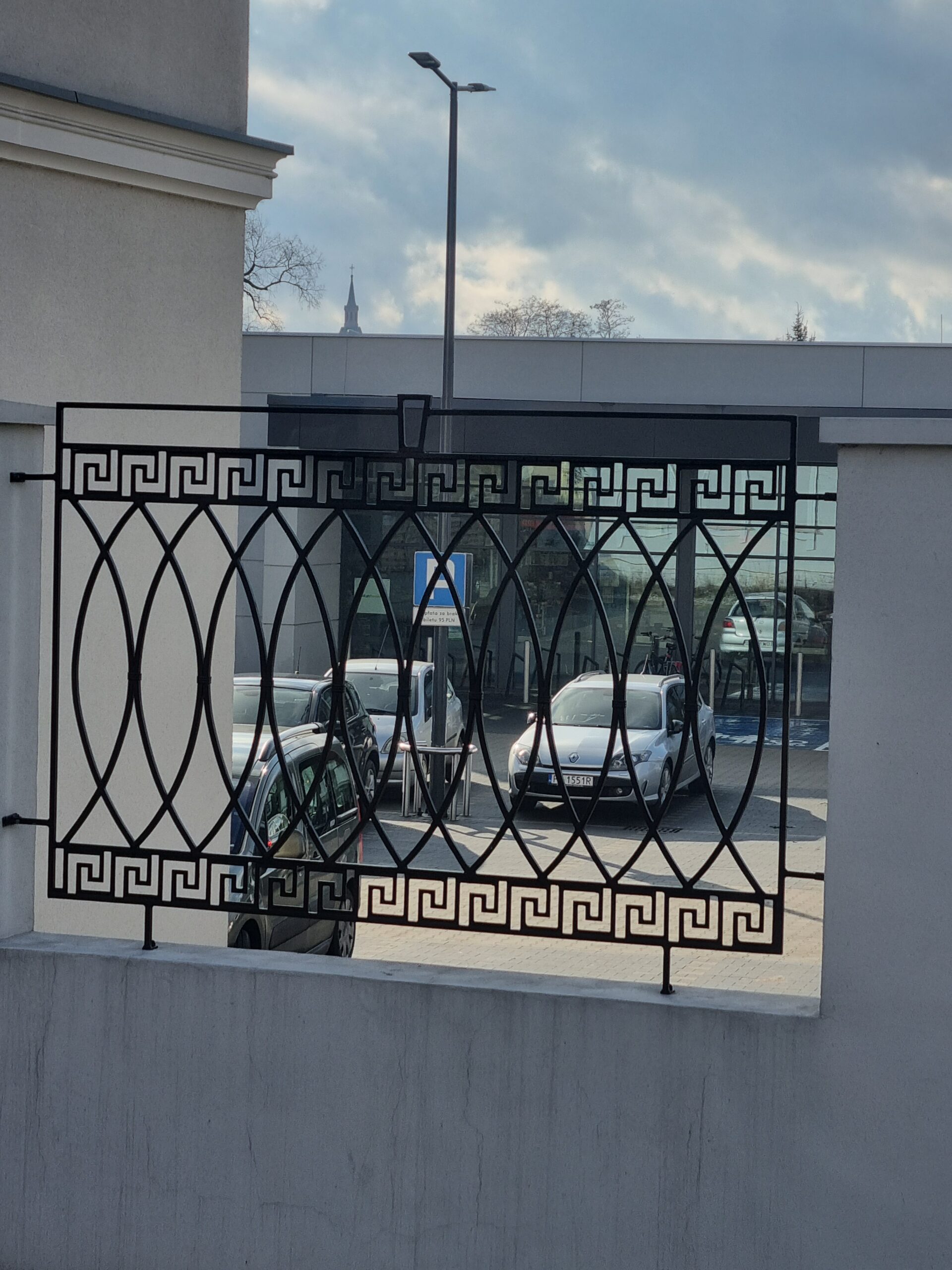 Solidne ogrodzenie metalowe z motywem greckiego wzoru - ponadczasowa elegancja.