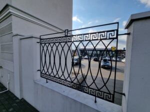 Metalowe ogrodzenie z motywem greckiego wzoru - trwałe i eleganckie.