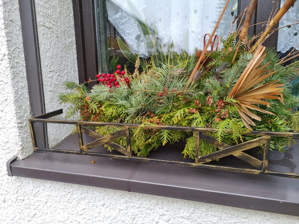 Solidna metalowa barierka z minimalistycznym wzorem - eleganckie i funkcjonalne rozwiązanie.