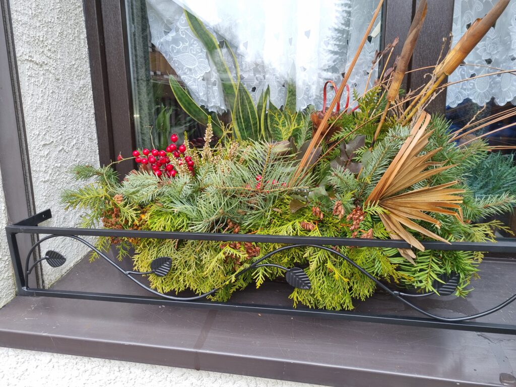 Solidna metalowa barierka z delikatnym wzorem gałęzi drzewa - eleganckie rozwiązanie dla Twojej elewacji.