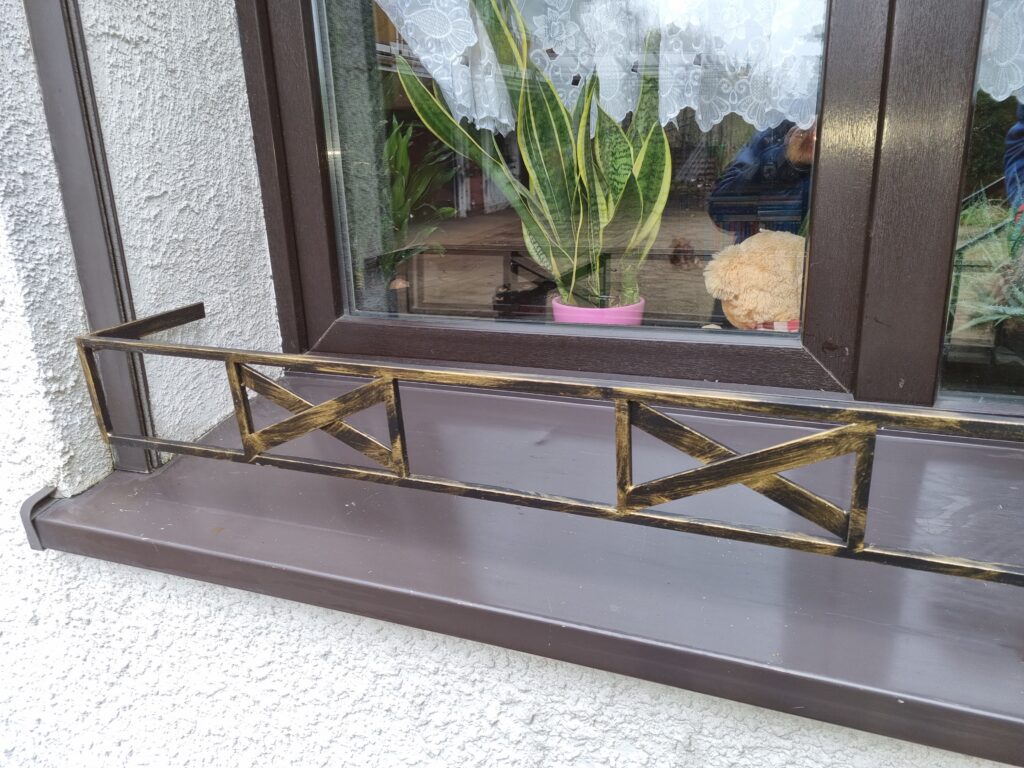 Solidna metalowa barierka z prostym wzorem - eleganckie rozwiązanie dla Twojej elewacji.
