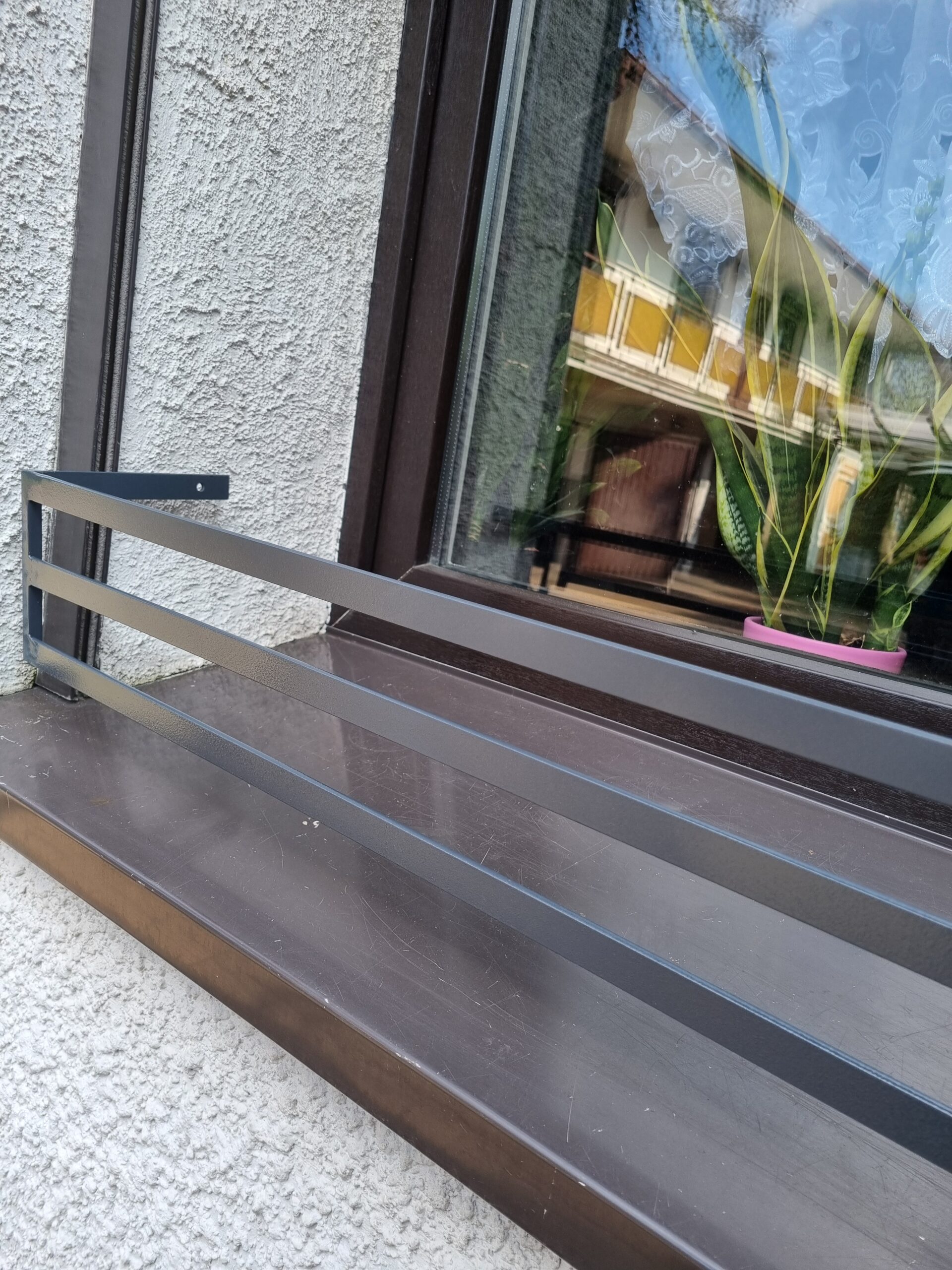 Solidny stelaż kwietnika na parapet zewnętrzny - estetyczna ochrona dla roślin.