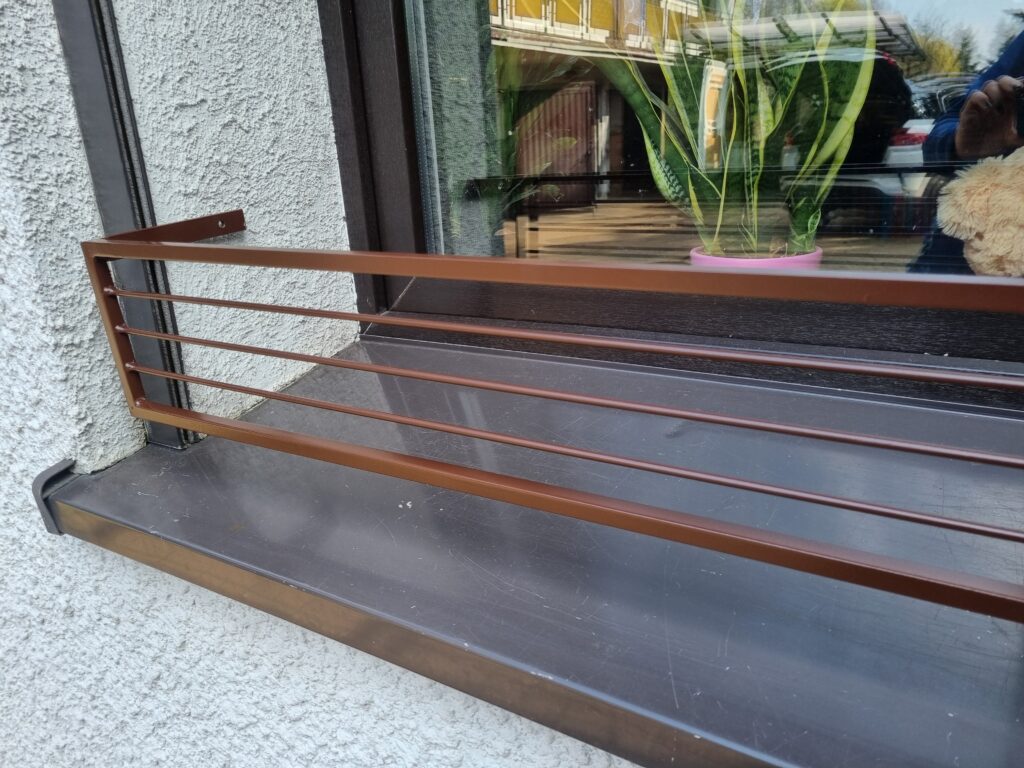 Stylowy metalowy kwietnik na zewnątrz do skrzynek z kwiatami.