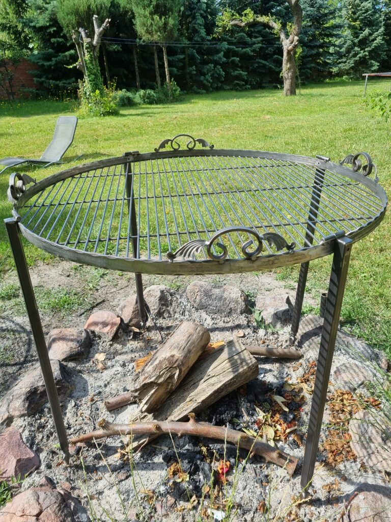 Ozdobny ruszt wolnostojący Ø100cm do ogniska, solidny i elegancki.