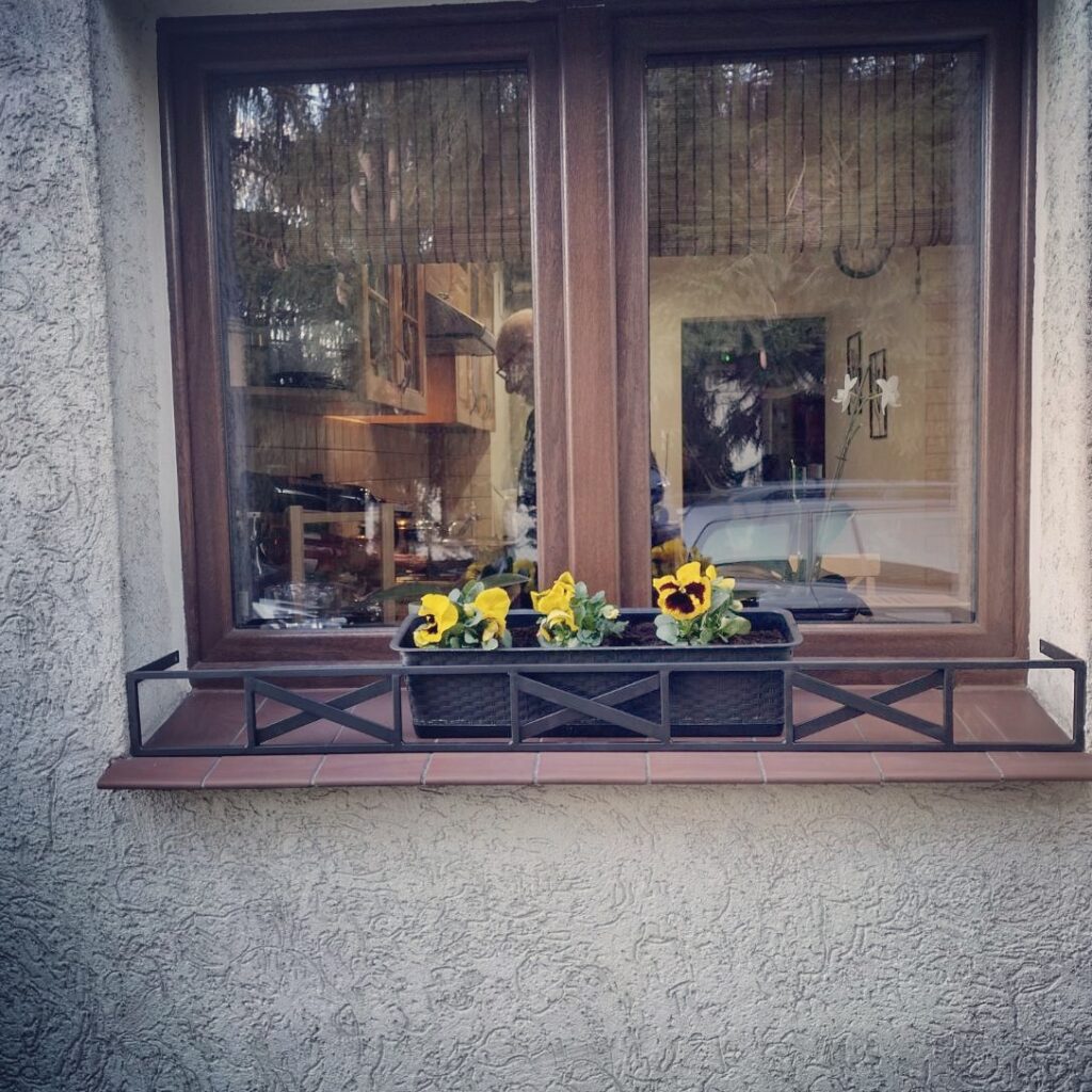 Solidna metalowa barierka z prostym, eleganckim wzorem - idealna ochrona i ozdoba dla Twojej elewacji.