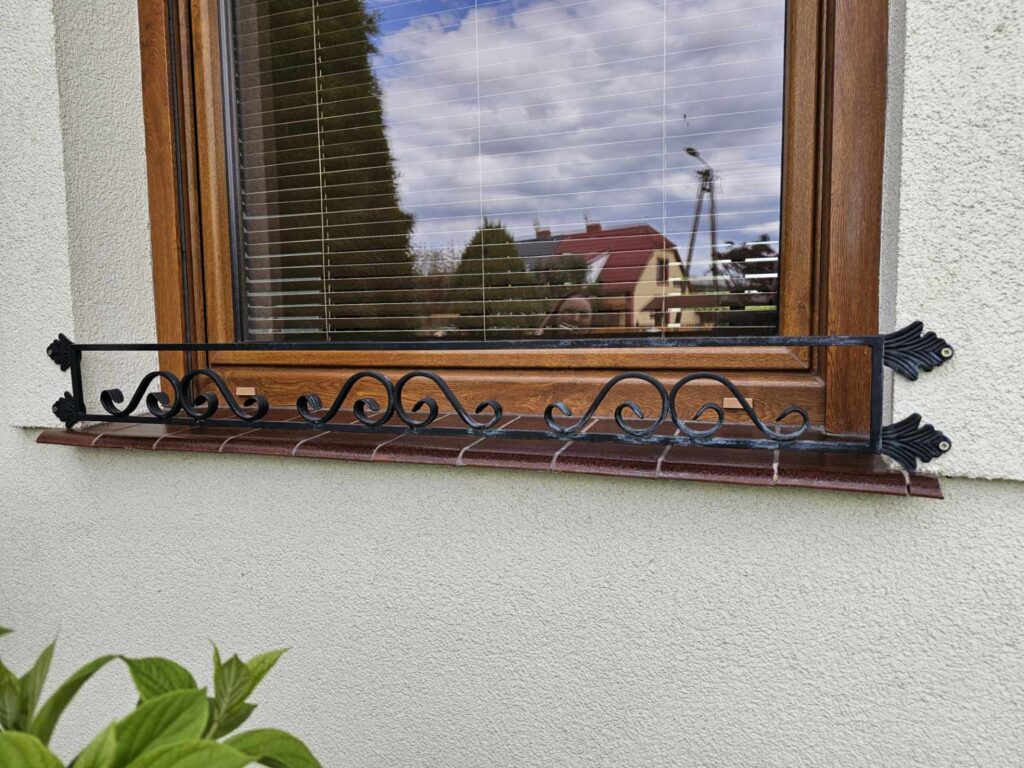 Klasyczny kwietnik na parapet zewnętrzny, elegancki i solidny.