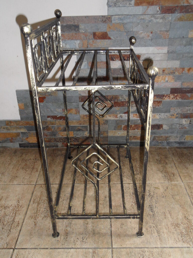Metalowa półka na buty z greckim wzorem - funkcjonalność i elegancja.