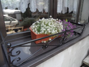 Metalowy Kwietnik-Na Parapet - Ręcznie Wyginany Element Dekoracyjny.
