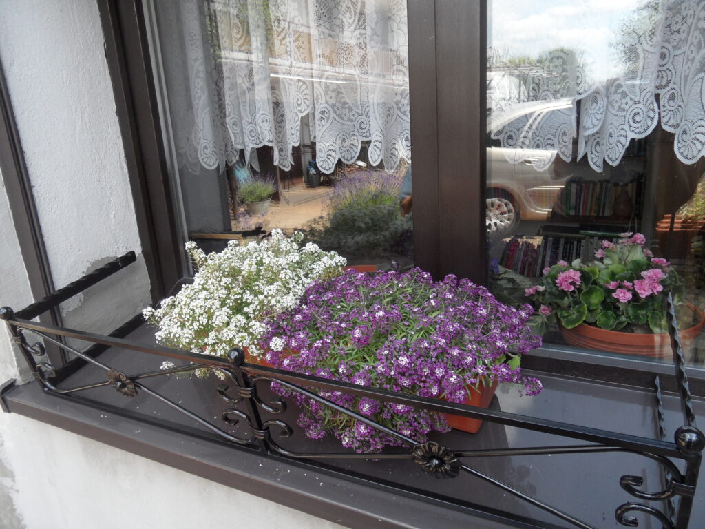 Ręcznie gięty metalowy kwietnik-na parapet do kwiatów, elegancki i uniwersalny.
