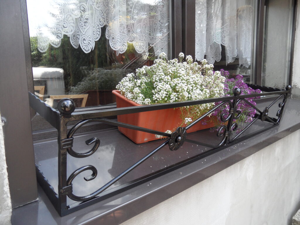 Wyjątkowy metalowy kwietnik-Na parapet do skrzynek z kwiatami, ręcznie gięty.