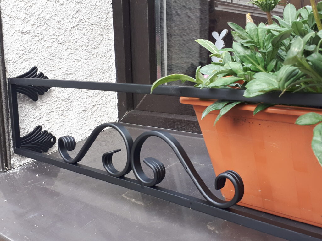 Stylowy kwietnik na parapet - funkcjonalność i elegancja w jednym.