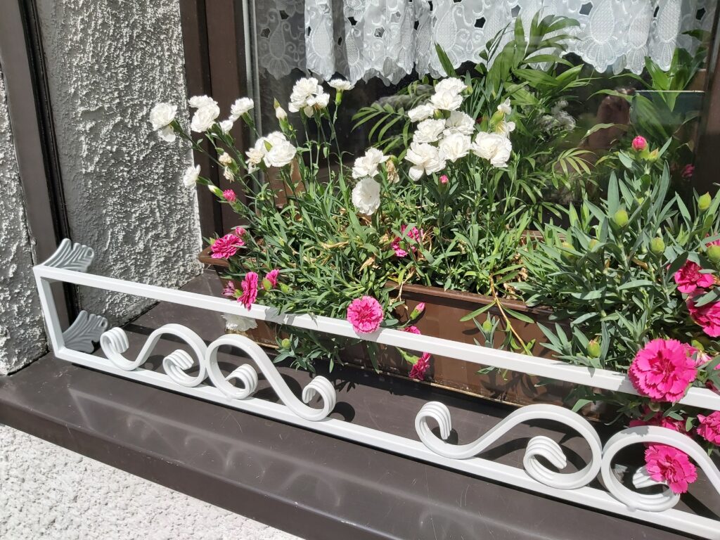 Estetyczny stelaż kwietnika na parapet zewnętrzny - funkcjonalność i piękno.