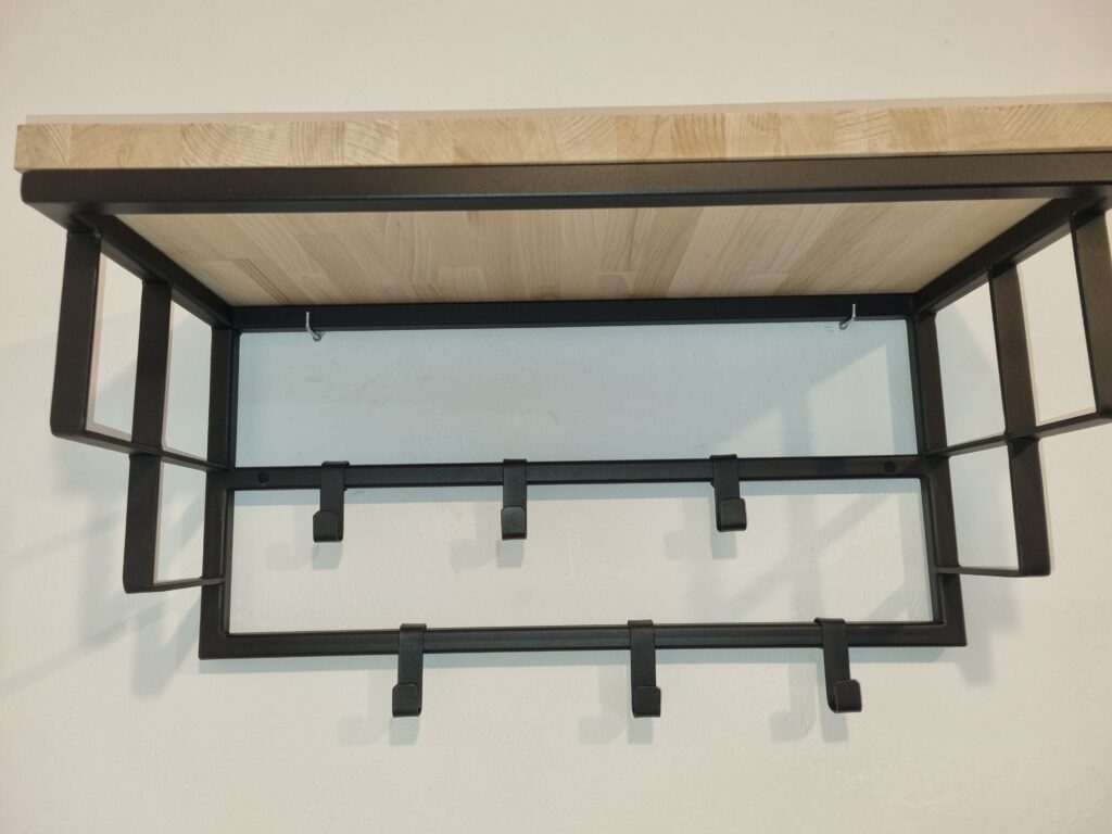 Solidny wieszak z półką - minimalistyczny design i duża funkcjonalność.