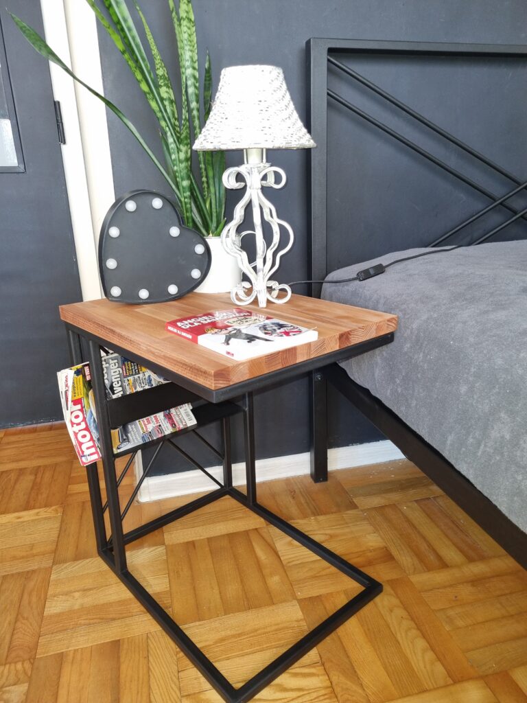 Solidny stoliczek z drewnianym blatem - praktyczny i elegancki dodatek do każdego wnętrza.