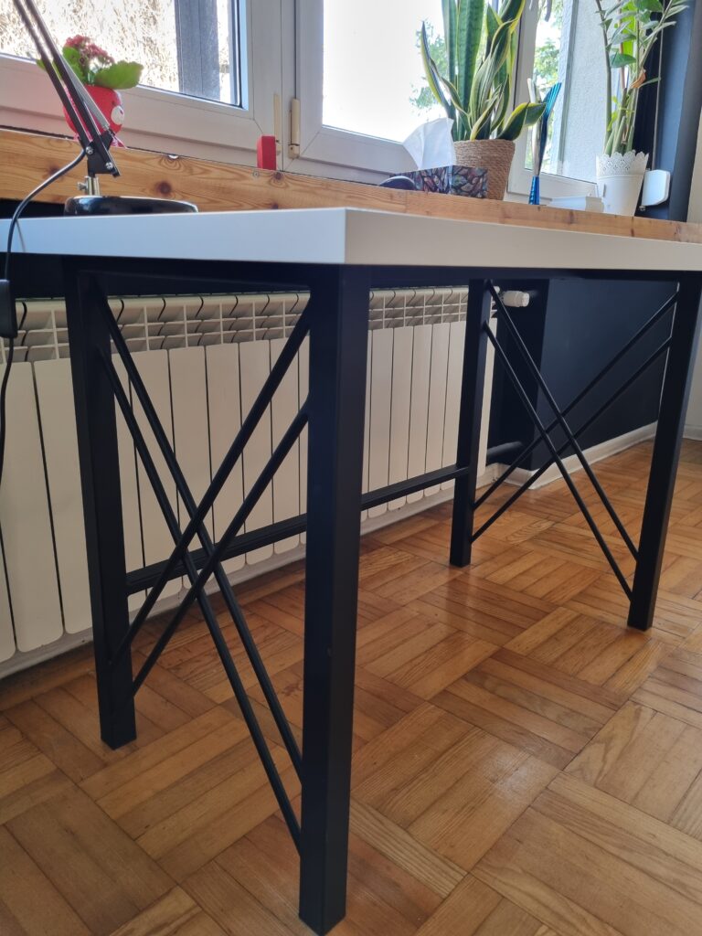 Solidne biurko młodzieżowe z metalowym stelażem i białym blatem - funkcjonalność w minimalistycznym stylu.