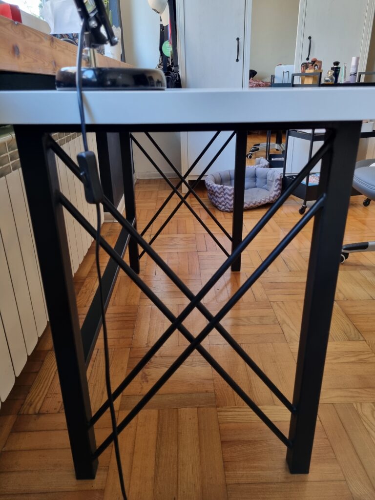 Solidne biurko młodzieżowe z metalowym stelażem i białym blatem - funkcjonalność i elegancja.