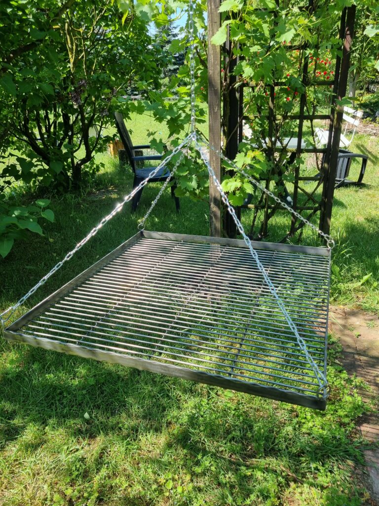 Kuty kwadratowy ruszt do grillowania z surowej stali, bezpieczny i trwały.