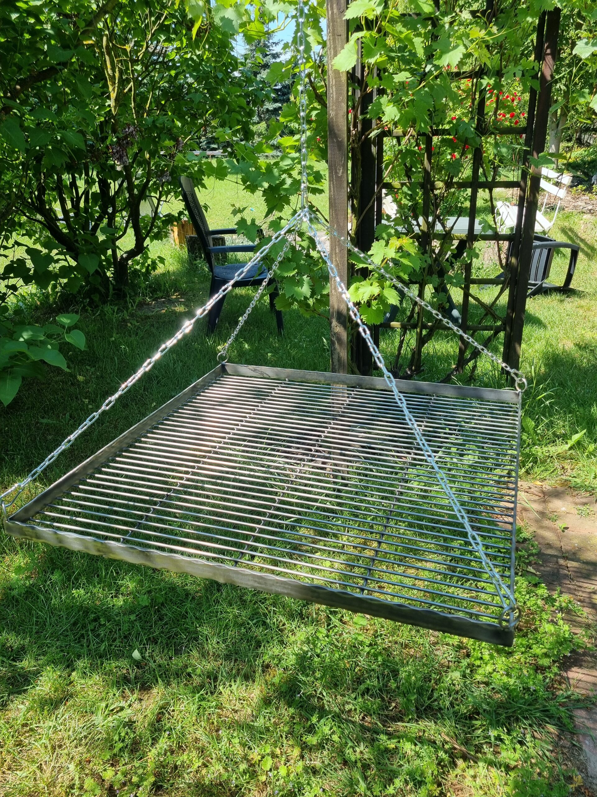 Kuty kwadratowy ruszt do grillowania z surowej stali, bezpieczny i trwały.