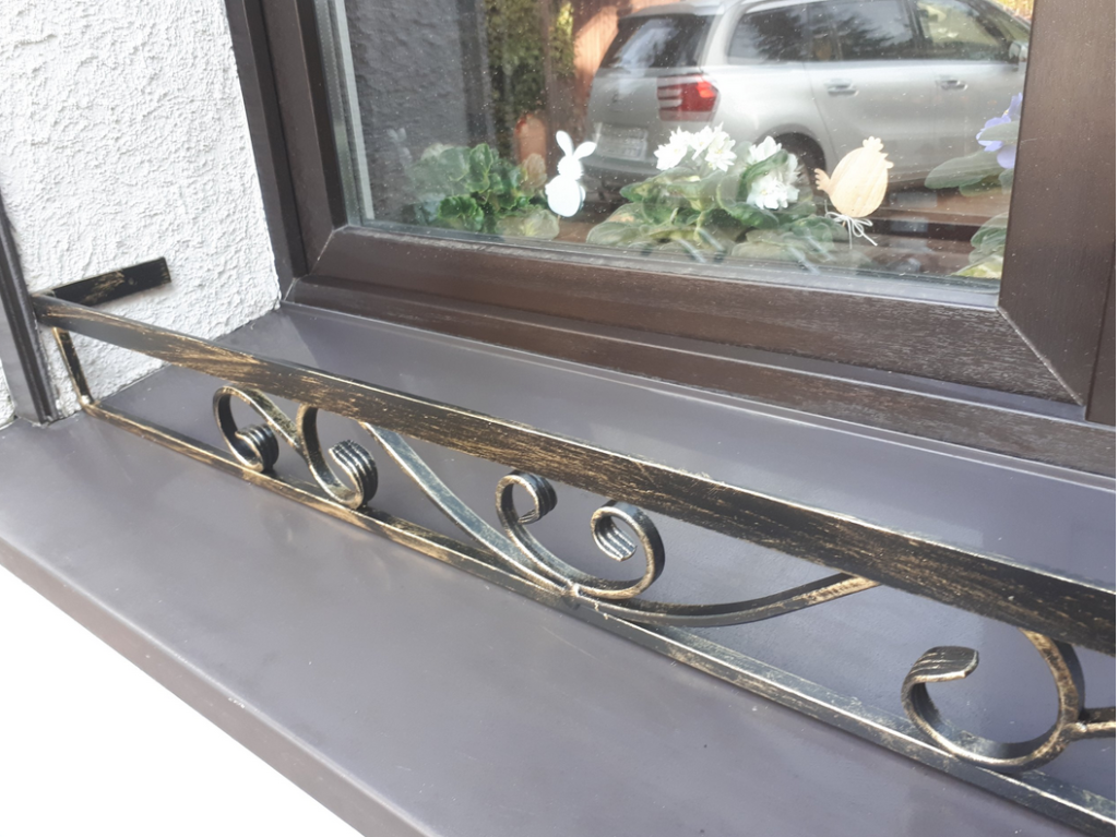 Stylowy kwietnik na zewnątrz parapetu - idealna dekoracja na każdą elewację.