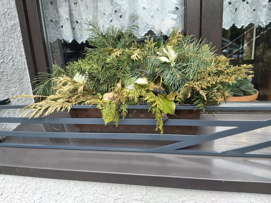 Solidny metalowy kwietnik o minimalistycznym designie - idealny dla nowoczesnych elewacji.