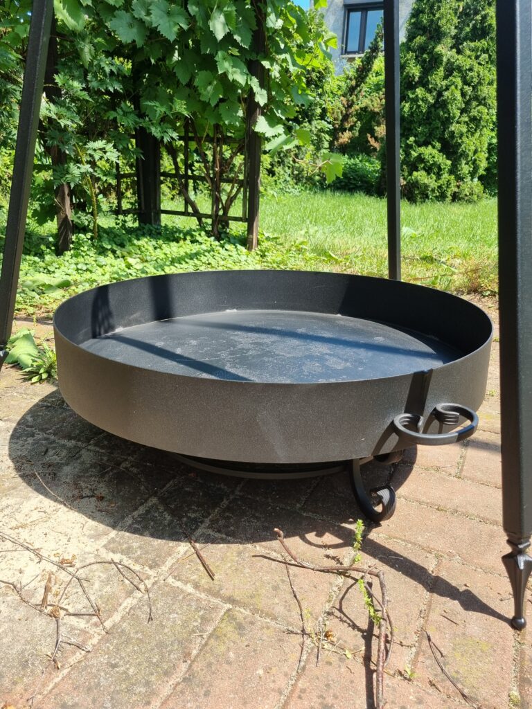 Ręcznie wykonane metalowe palenisko z uchwytami, idealne do rusztów 50-80 cm.