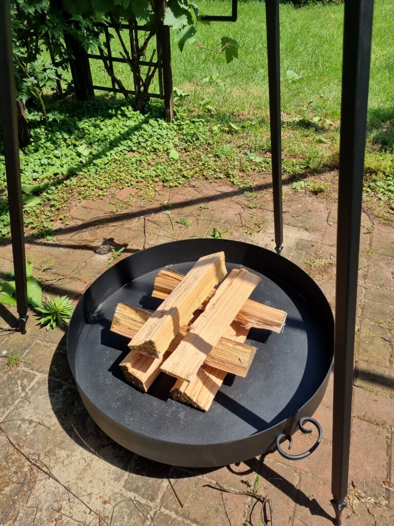 Metalowe palenisko Ø70 cm, solidne, trwałe, idealne do ogrodu, wykonane z wysokiej jakości stali.