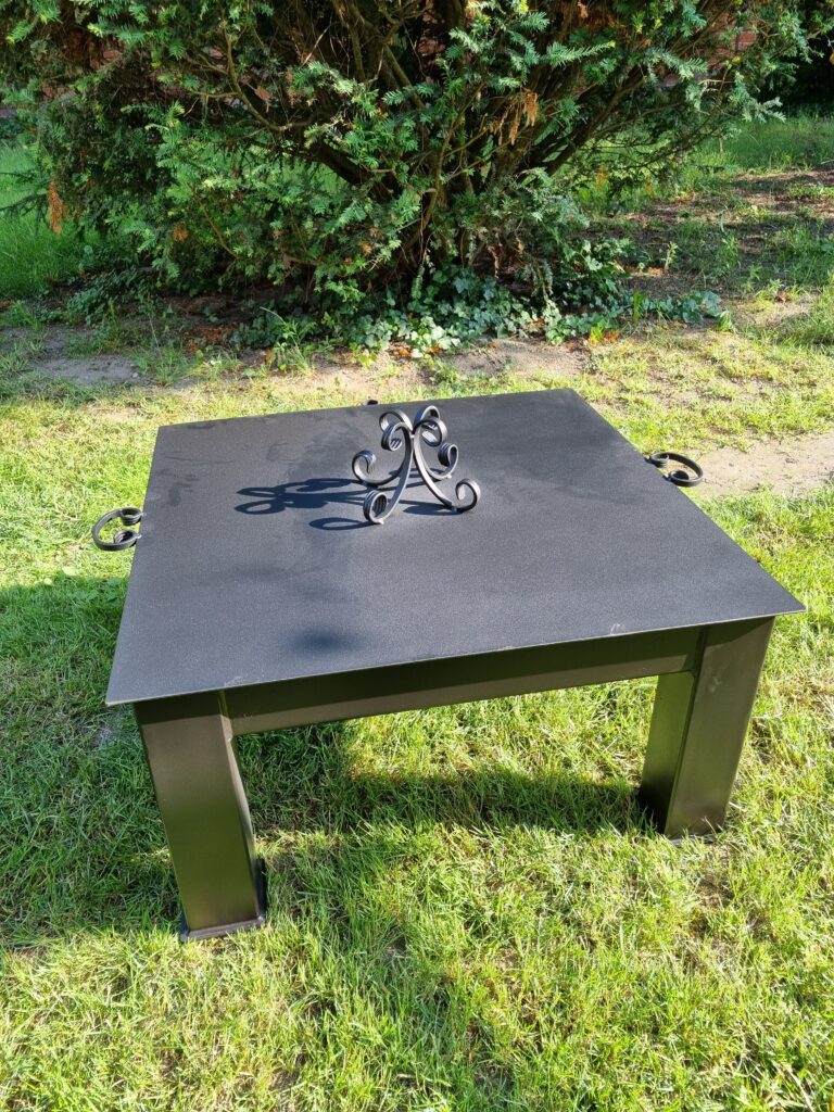 Duże kwadratowe palenisko z ozdobną pokrywą, 3mm blacha, żaroodporna farba, ręcznie robione