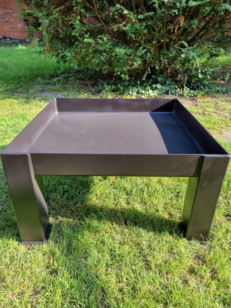 Duże kwadratowe palenisko 80x80 cm z 3mm blachy, żaroodporna farba 600°C.