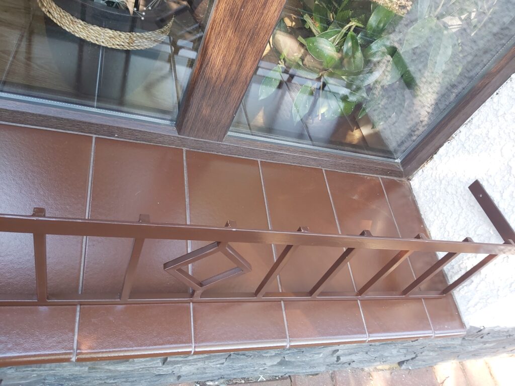 Kwietnik Kopnięty Kwadrat - solidne zabezpieczenie do skrzynek z kwiatami.