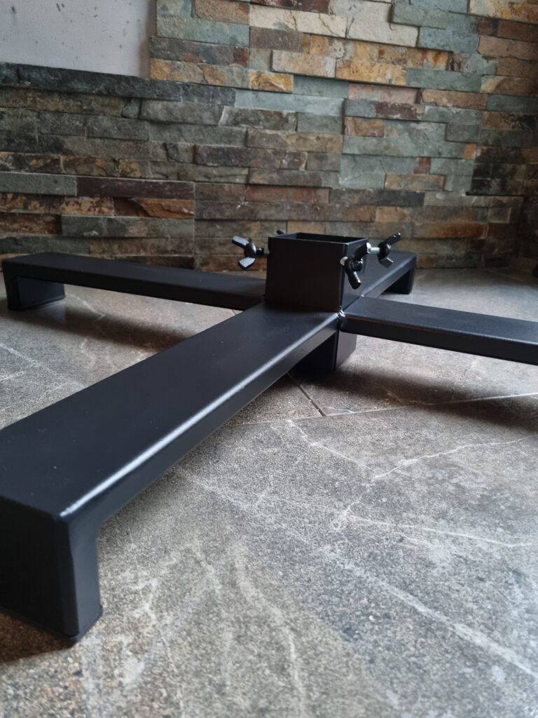 Stojak na choinkę loft Krzyżak – elegancki, metalowy stojak w stylu industrialnym.