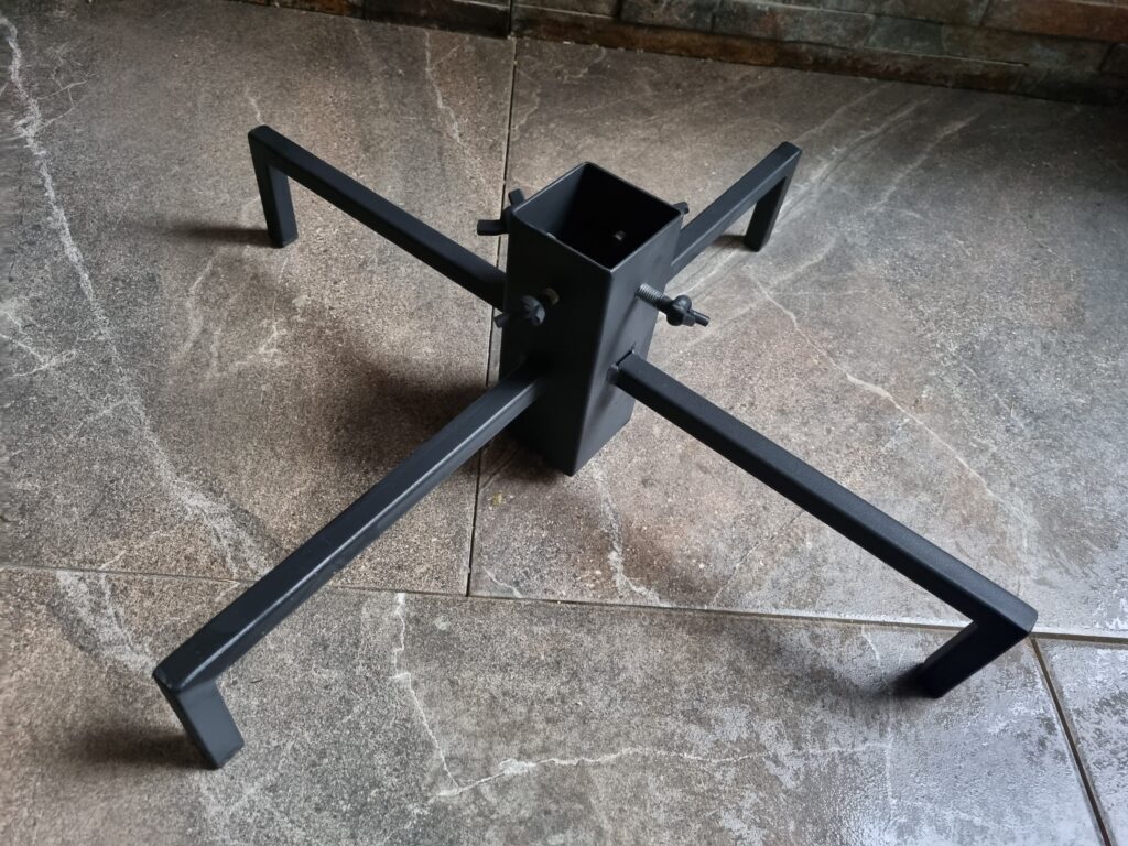 Mały, solidny stojak choinkowy z otworem 60mm/60mm, idealny do choinek do 180 cm, ręcznie wykonany z metalu.