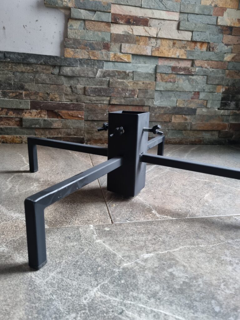 Mały, ale solidny stojak choinkowy do drzewek do 180 cm, metalowy, z otworem 60mm/60mm, ręcznie wykonany.