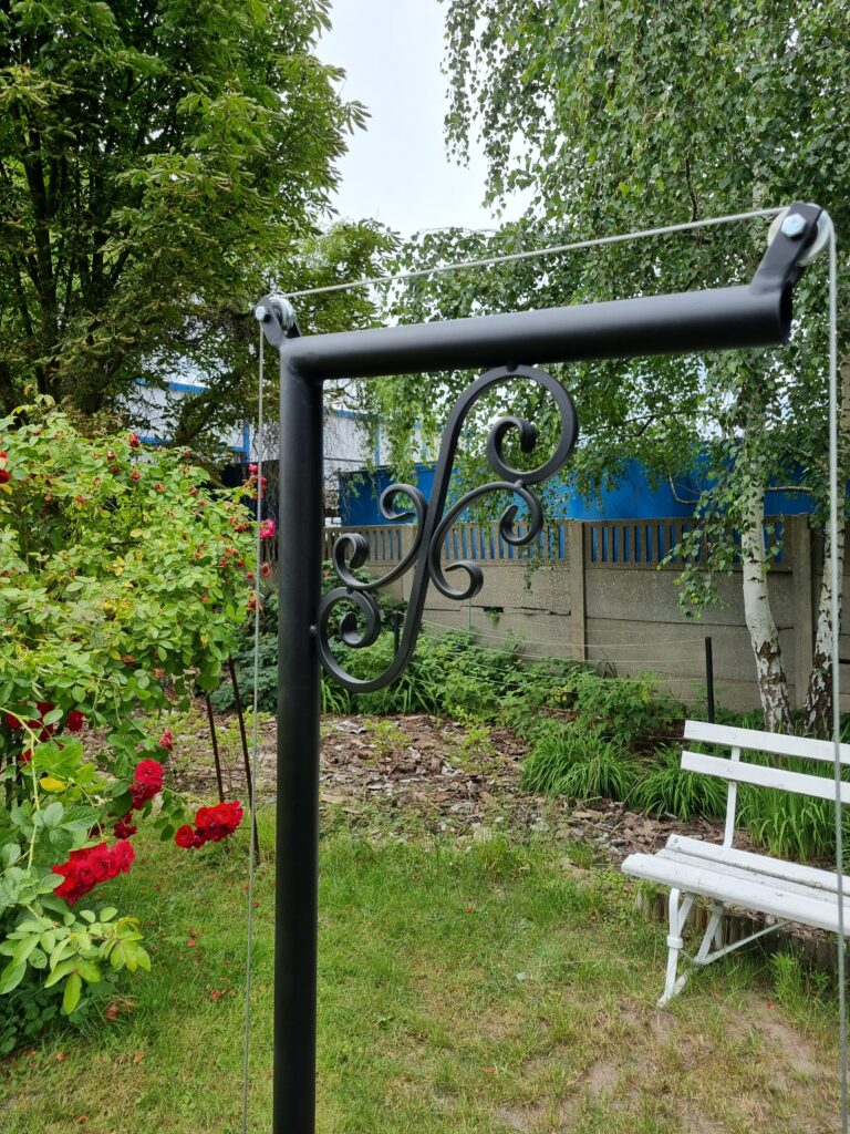Ramię do grillowania z korbką, rusztem i linką z łańcuchem, solidne i funkcjonalne.