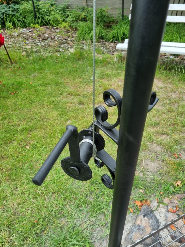 Ramię do grillowania z korbką, rusztem i łańcuchem - solidne akcesorium do grilla.