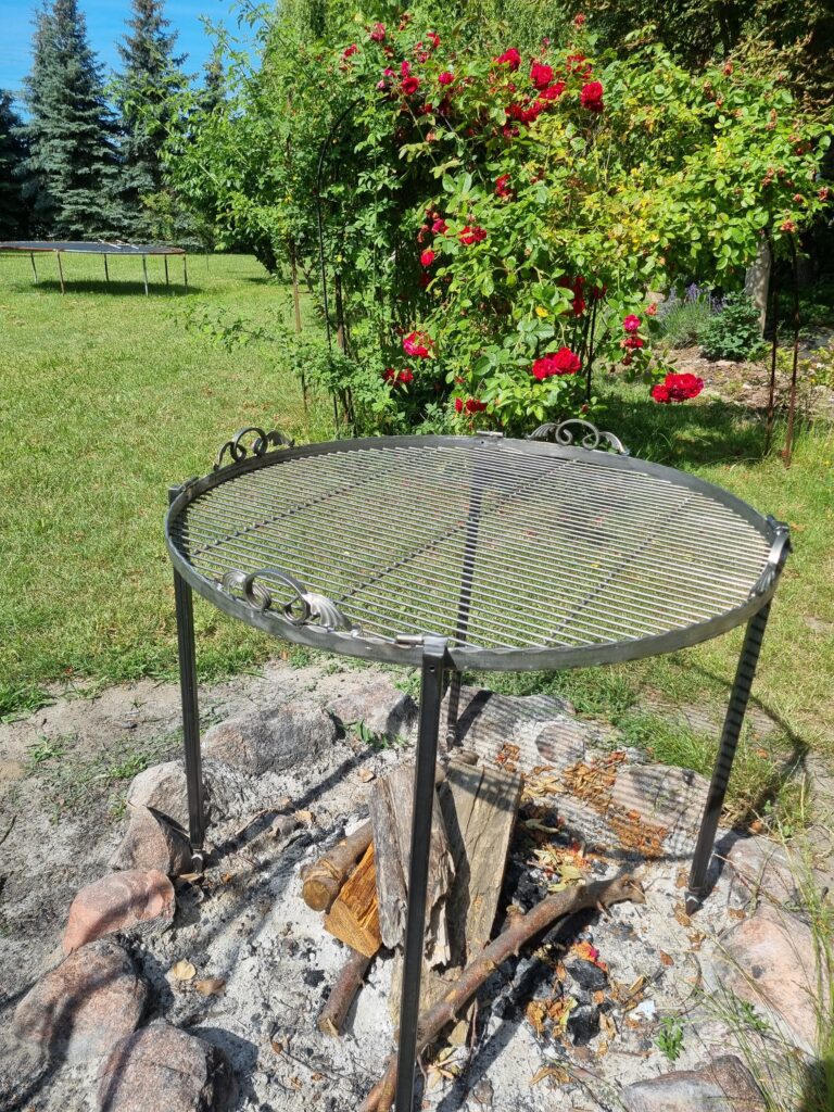 Ozdobny ruszt wolnostojący Ø100cm do ogniska, elegancki i funkcjonalny.