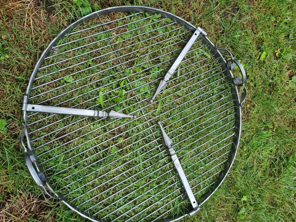 Wolnostojący ruszt ozdobny do ogniska Ø70cm - elegancki i trwały.