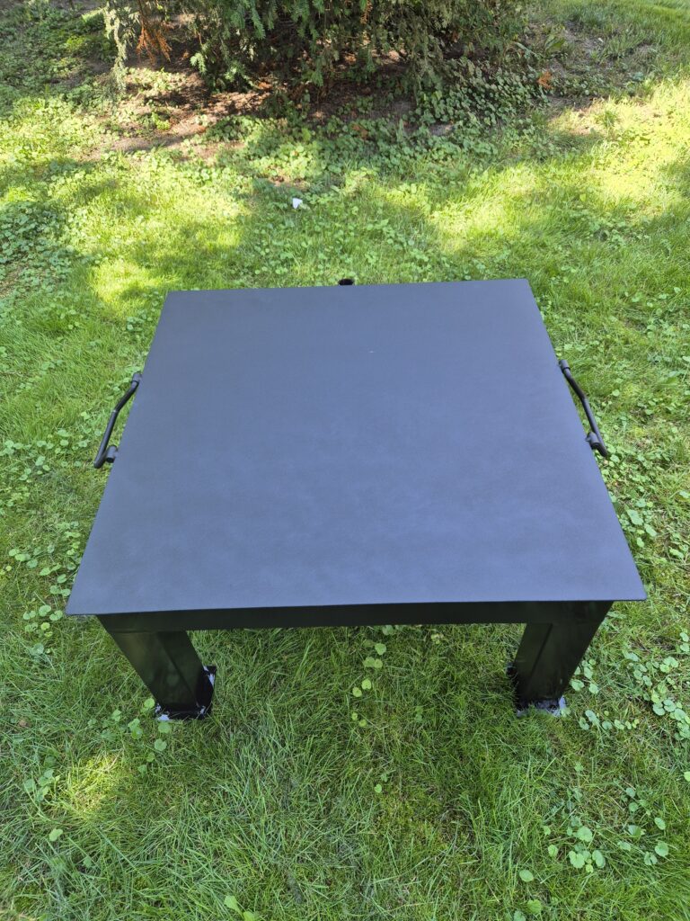 Proste kwadratowe palenisko metalowe 80x80 cm z pokrywą, trwałe i funkcjonalne.