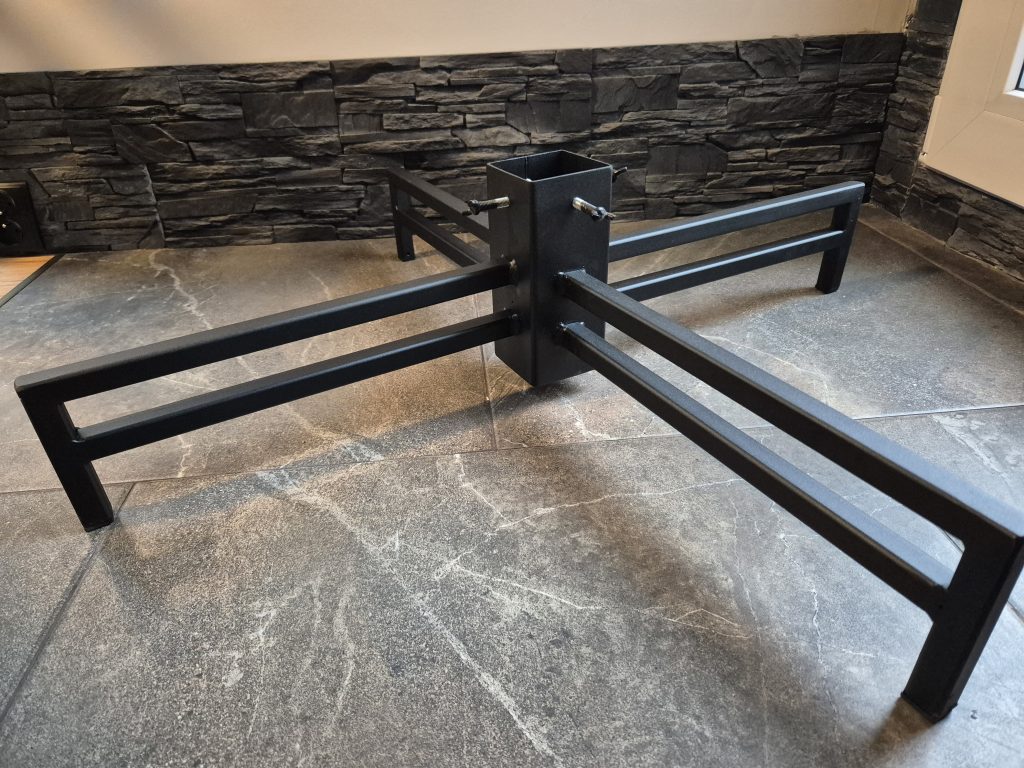 Nowoczesny stojak choinkowy "Pająk 24" dla choinek do 250 cm, solidny i stylowy.