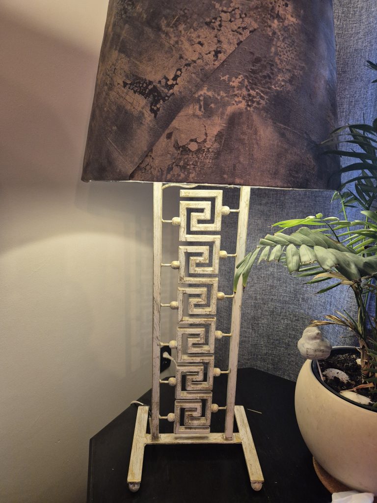 Stojąca lampa z greckim wzorem, biała patynowana na srebro, elegancka i solidna.
