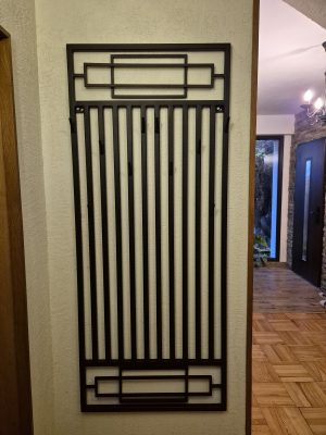 Stylowy loftowy wieszak ścienny z licznymi hakami, trwały i elegancki, ręcznie wykonany ze stali.