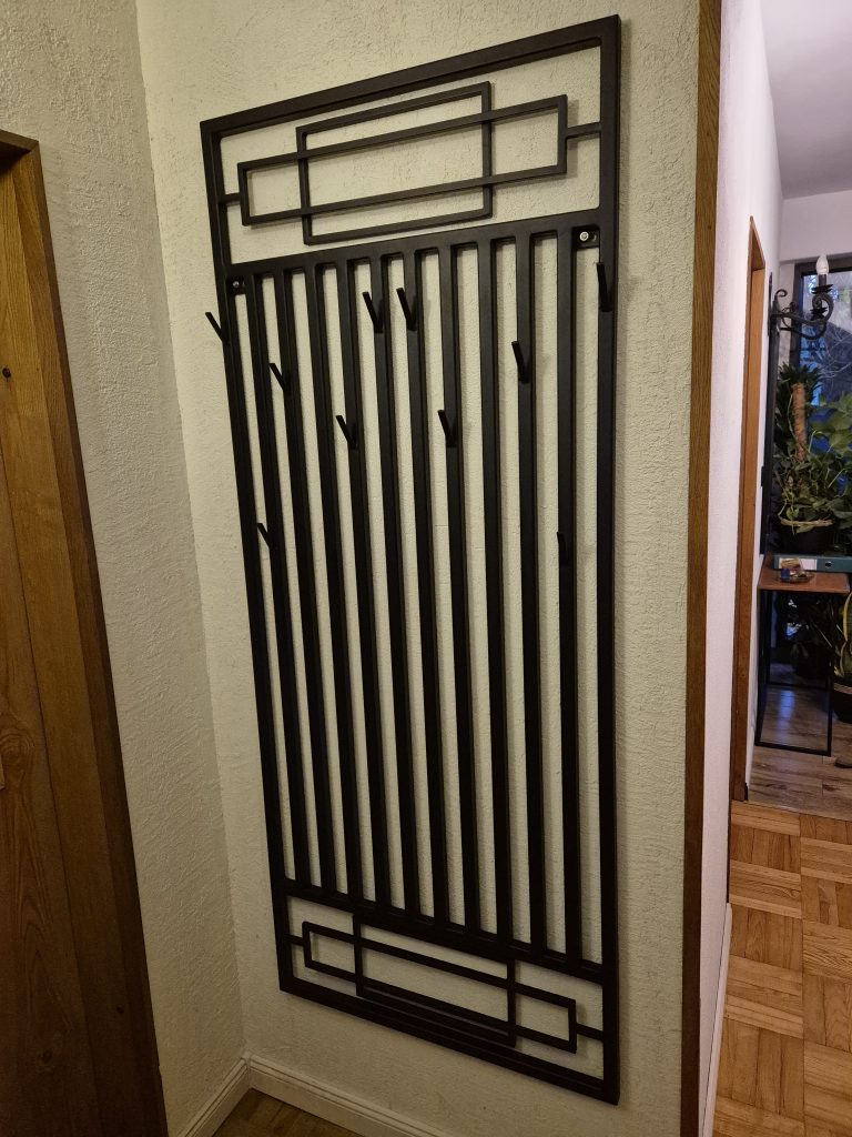 Minimalistyczny wieszak loftowy z dużą ilością haków, trwały, ręcznie wykonany z atestowanej stali.