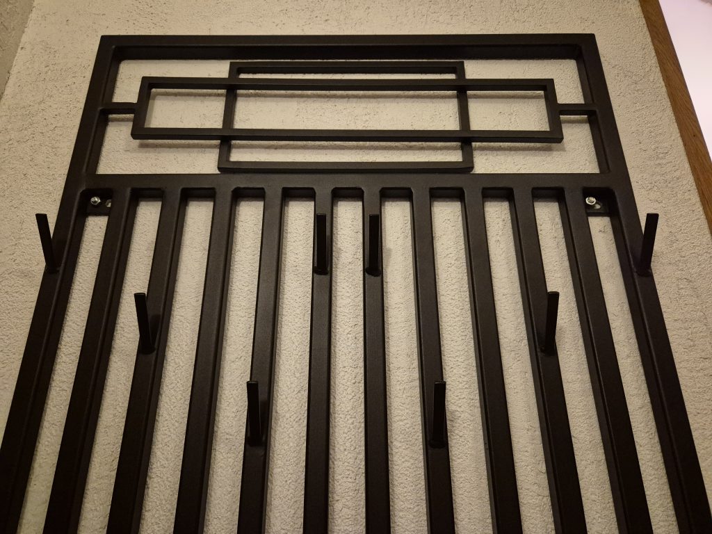 Minimalistyczny wieszak loftowy z polskiej stali, trwały, ręcznie wykonany, z wieloma hakami.