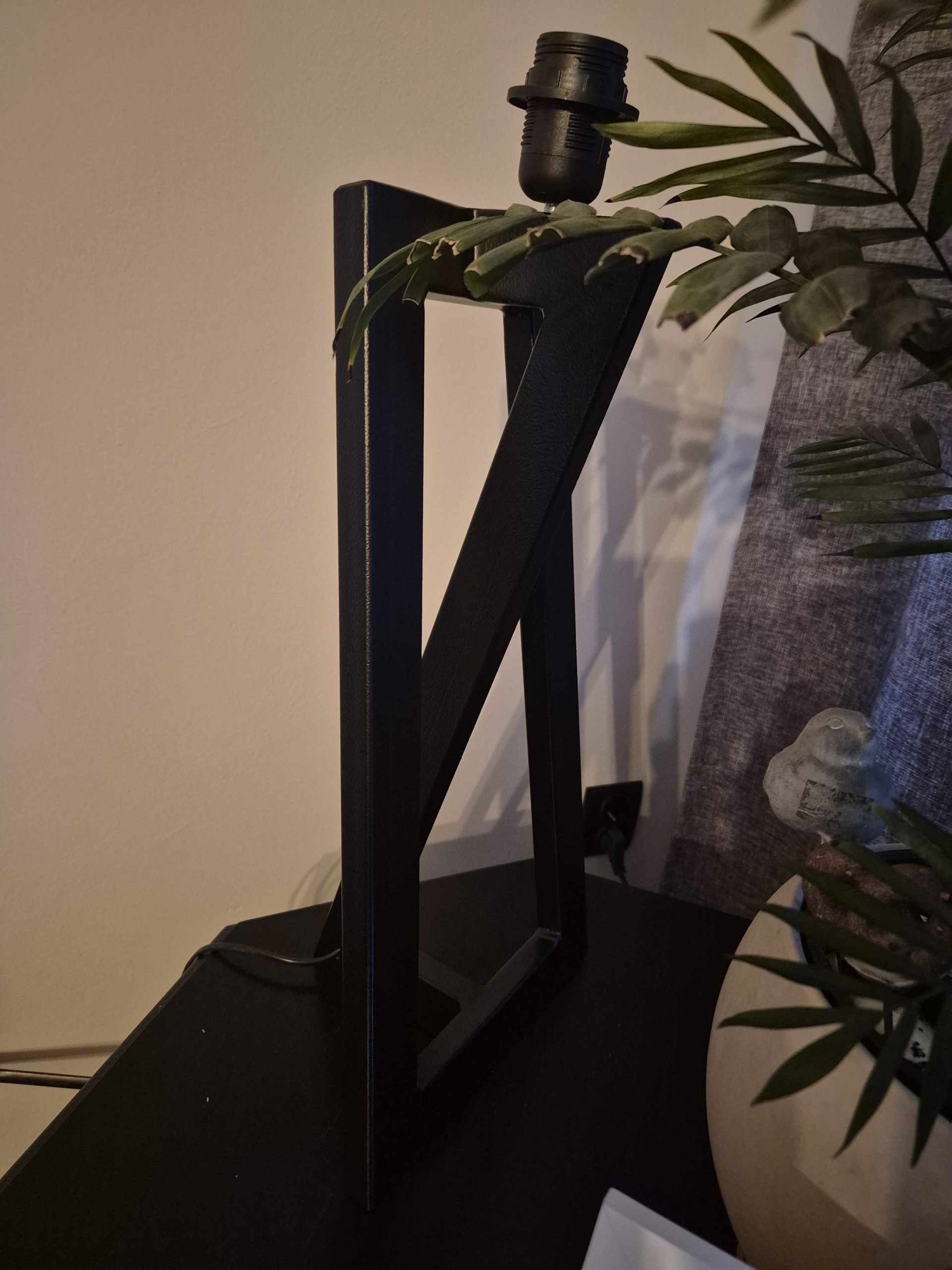 Lampa loft stojąca z czarnym abażurem, idealna do salonu, sypialni lub biura.