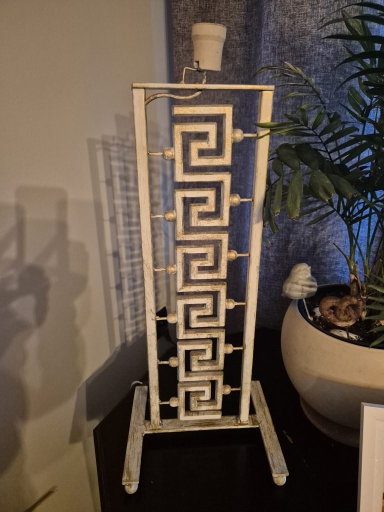 Stojąca lampa z greckim wzorem, biała patynowana na srebro, elegancka i solidna.