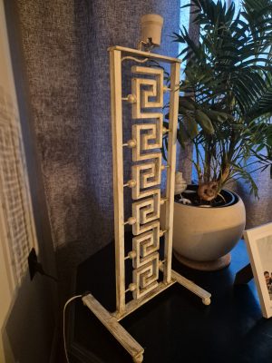 Lampa stojąca z greckim wzorem, biało-srebrna, ręcznie wykonana, elegancka i ponadczasowa.