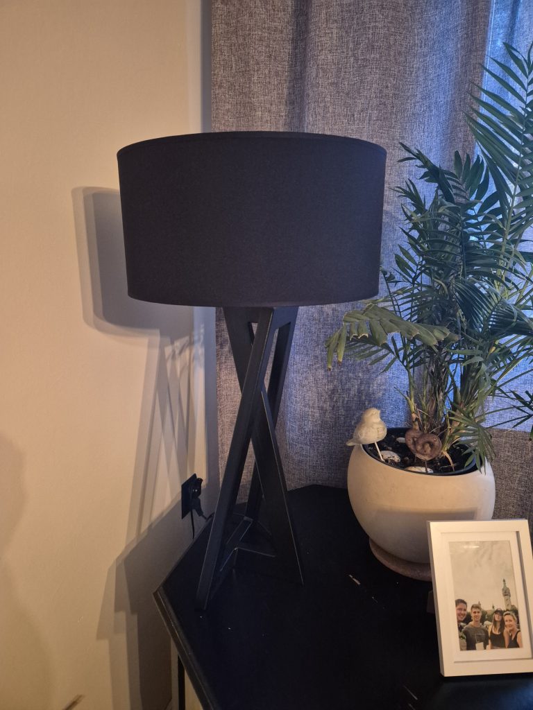 Lampa stojąca loft z czarnym abażurem, solidna, stylowa, idealna do salonu lub sypialni.