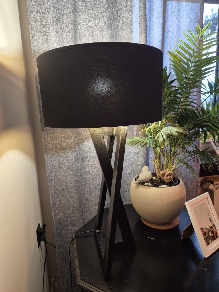 Stojąca lampa loft z czarnym abażurem, solidne rękodzieło, stylowa i trwała.