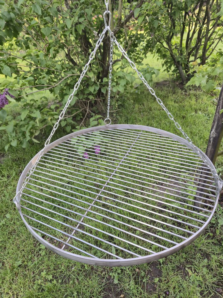 Duży ruszt 70 cm ze stali kwasoodpornej, idealny do grillowania w każdych warunkach.