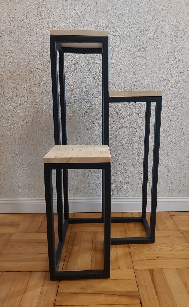 Potrójny kwietnik loft z drewnem sosnowym, metalowy stojak na 3 doniczki, polska produkcja.