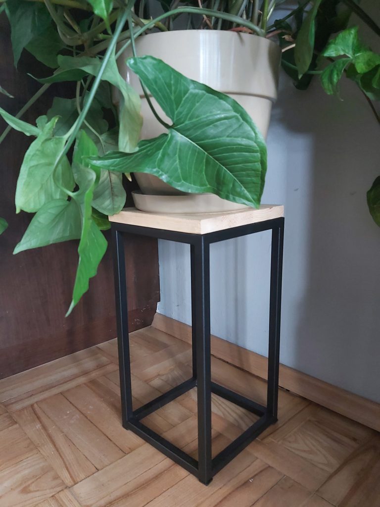 Pojedynczy kwietnik loft z drewnem sosnowym, metalowy stojak na doniczkę, polska ręczna produkcja.